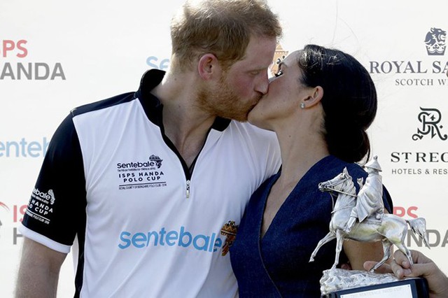 Cặp vợ chồng hoàng gia thể hiện tình yêu dù xung quanh có nhiều người tham dự. Ảnh: Reuters.