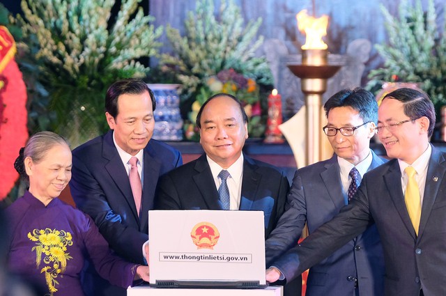 
Thủ tướng Nguyễn Xuân Phúc đã ấn nút khai trương Cổng thông tin điện tử về liệt sĩ, mộ liệt sĩ và nghĩa trang liệt sĩ.
