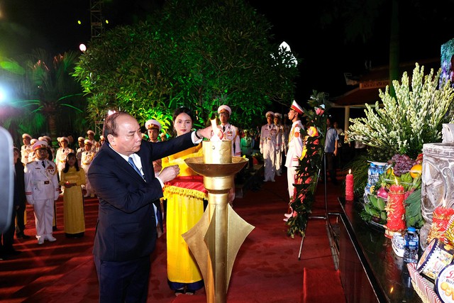 
Thủ tướng Chính phủ và các vị đại biểu cùng thắp lên những ngọn nến, những nén hương tại Nghĩa trang Liệt sĩ Sơn Tây, TP. Hà Nội tưởng nhớ các Anh hùng liệt sĩ đã hy sinh vì Tổ quốc.
