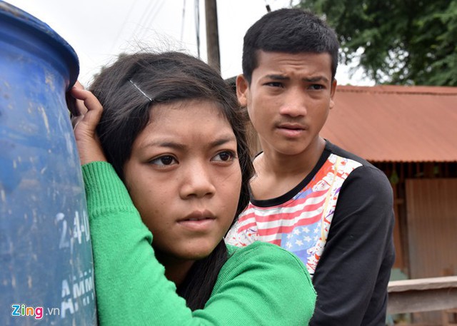
Con gái Lạ La Năn (14 tuổi) và cậu con trai Sắc Đa Văn (16 tuổi) của chị Chanh Sa Máy may mắn sống sót trong lũ. Ảnh: Minh Hoàng.
