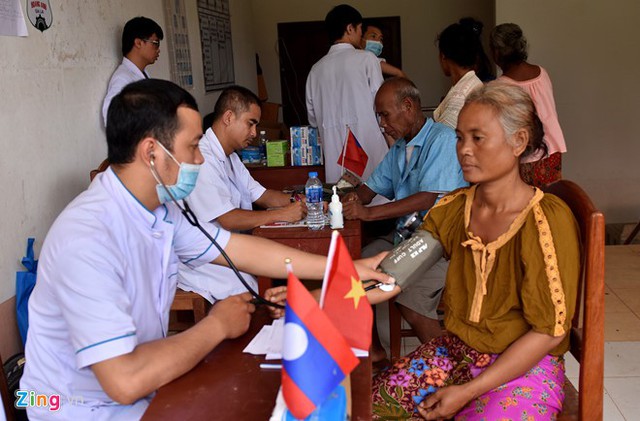
Các bác sĩ Bệnh viện Đại học Y Dược Hoàng Anh Gia Lai  khám bệnh, cấp phát thuốc cho người dân vùng lũ ở huyện Sanamxay. Ảnh: Minh Hoàng.
