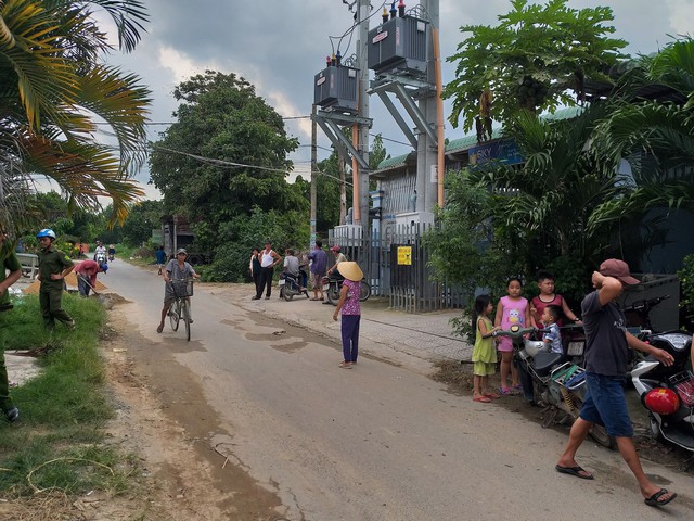 
Rất đông người dân tập trung trước nhà ông Lê Minh Tâm.
