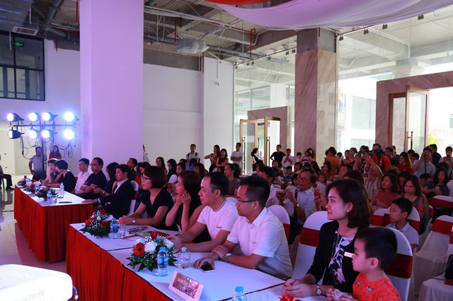 
Lễ ra mắt 3 trung tâm mới của CMS Việt Nam thu hút sự quan tâm từ đông đảo phụ huynh học sinh.
