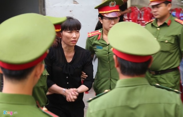 Linh, Đào, Huỳnh cúi mặt nghe HĐXX tuyên án. Ảnh: Trương Khởi.