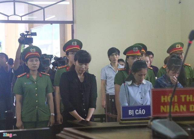 Linh, Đào, Huỳnh cúi mặt nghe HĐXX tuyên án. Ảnh: Trương Khởi.