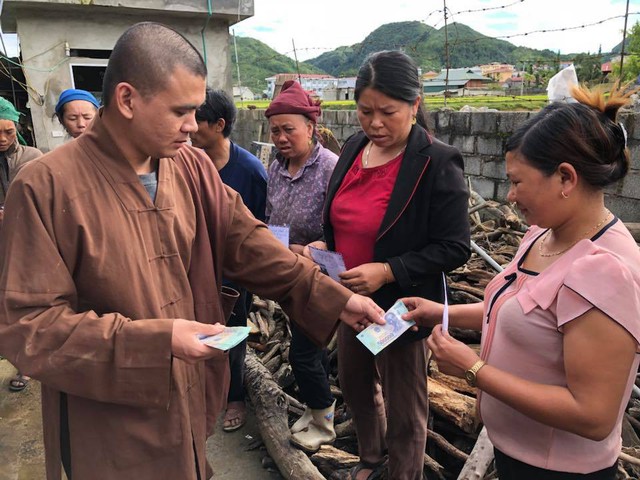 
Tiền rút ở ngân hàng ra chỉ kịp phát trực tiếp cho từng người, không kịp bỏ vào phong bì.
