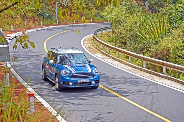 
MINI Countryman thế hệ mới được THACO nhập khẩu và phân phối ra thị trường với 2 phiên bản: Cooper và Cooper S ALL4. Phiên bản Cooper sử dụng động cơ xăng dung tích 1.5 lít, cho công suất 136 mã lực và mô-men xoắn cực đại 220 Nm.
