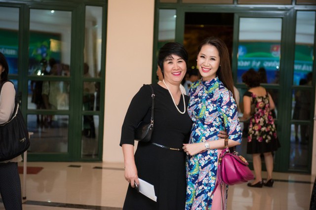 
Hoa hậu Dương Thùy Linh và mẹ.
