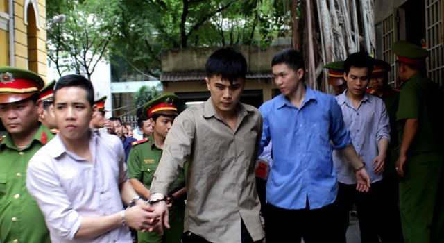 
Các bị cáo bị áp giải về trại giam sau phiên xử. Ảnh: Nguyễn Diễm.
