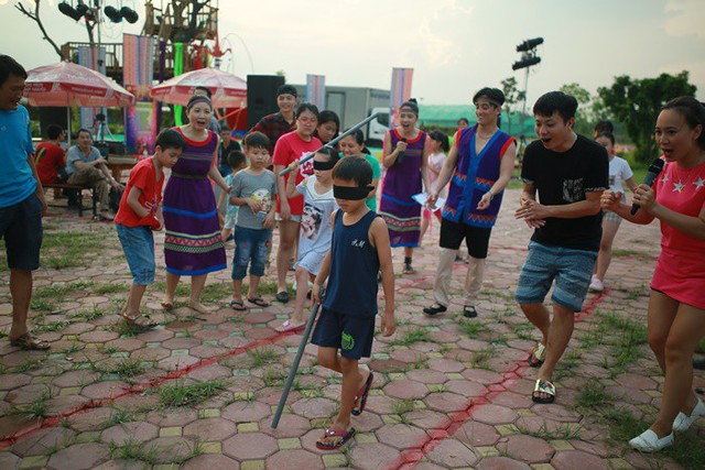 Các em nhỏ hào hứng tham gia trò chơi dân gian trong sự cỗ vũ nhiệt tình của gia đình
