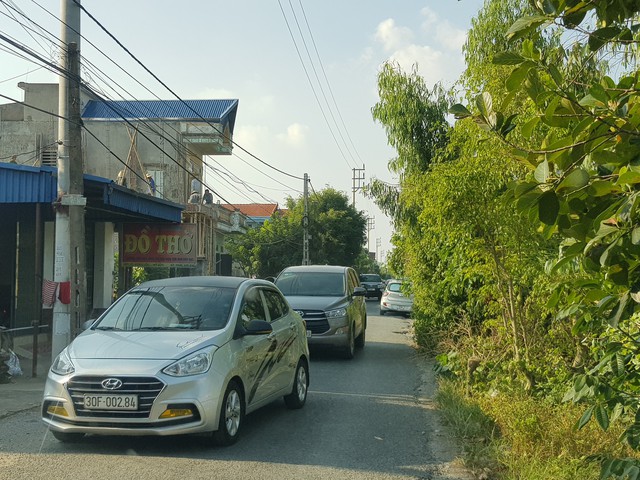 
Mỗi ngày hàng trăm lượt ô tô đi qua đường làng thuộc tổ dân phố Hưng Lộc, thị trấn Mỹ Lộc gây xáo trộn cuộc sống của người dân.
