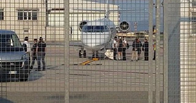 Ngay khi bước xuống sân bay, Ronaldo và các thành viên trong gia đình được lực lượng an ninh bảo vệ nghiêm ngặt.
