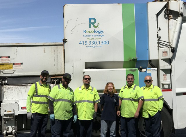 
Mai Anh cùng các công nhân trong một khu xử lý rác thải của công ty Recology
