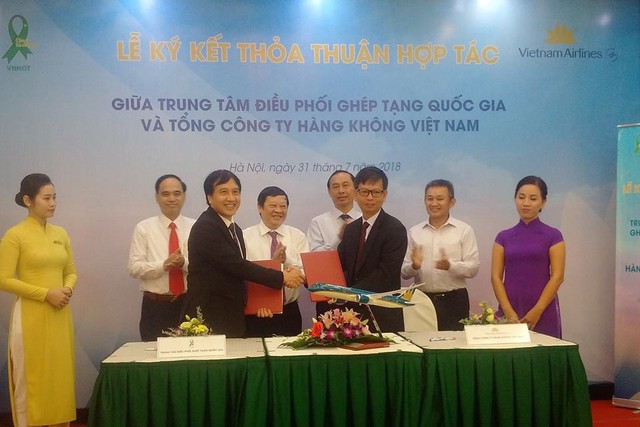 Trung tâm Điều phối ghép tạng Quốc gia và Vietnam Airlines ký kết thỏa thuận hợp tác. Ảnh: QT