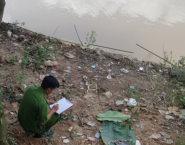 Cơ quan chức năng kh&aacute;m nghiệm hiện trường.