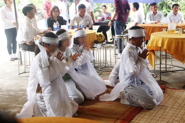 
Cô dâu Y. và người thân làm lễ trước linh cữu bà Bê và anh Long
