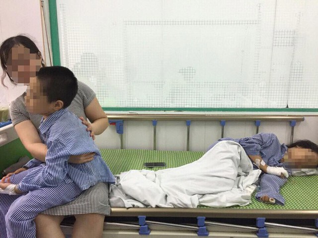 Khi về đến nhà chị H. được hàng xóm thông báo hai con đã được mọi người đưa đi viện.