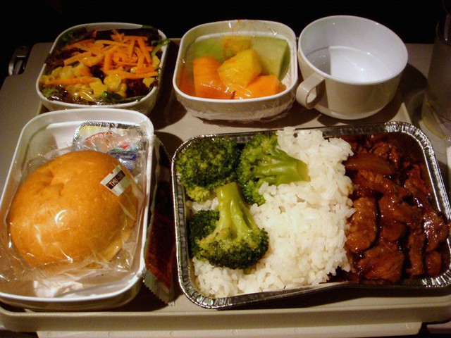 Chuyên gia du lịch Liana Corwin chia sẻ: Phần lớn du khách không biết rằng họ có thể order bữa ăn đặc biệt dành cho mình, nhất là trong các chuyến bay dài. Trong các trường hợp như ăn chay, ăn kiêng, bữa ăn cho trẻ nhỏ, bạn có thể đặt trước tối thiểu 24h trước chuyến bay cho hầu hết các hãng hàng không trên thế giới. Ngoài ra, nếu bạn chọn trước bữa ăn cho mình và trả phí, bạn sẽ được phục vụ trước tiên.