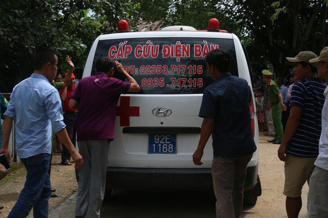 Những chiếc xe cứu thương từ Quảng Nam, Đà Nẵng lần lượt đưa 12 người con Lương Điền về quê nhà