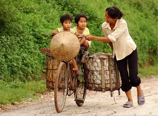 Bao nhiêu sức lực đàn bà dồn hết cho gia đình, sao nỡ bỏ cho đành? Ảnh minh họa