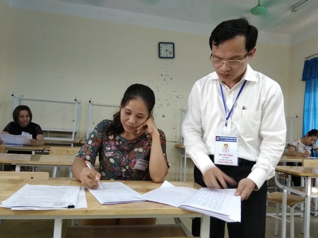 Ông Mai Văn Trinh, Cục trưởng Cục Quản lý chất lượng (Bộ GD&ĐT) kiểm tra công tác chấm thi tại Hòa Bình.