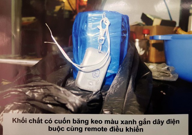 Thuốc nổ được tìm thấy tại nhà cha con Khanh - Thành. Ảnh: Lê Trai chụp lại.