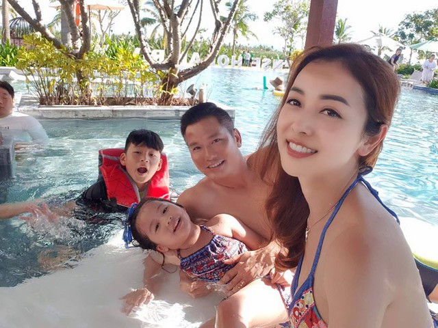 Cặp đôi đưa hai con Bảo Nam và bé Na cùng đi nghỉ mát. Cả gia đình dành phần lớn thời gian để bơi lội và ăn những món ngon của miền Trung.