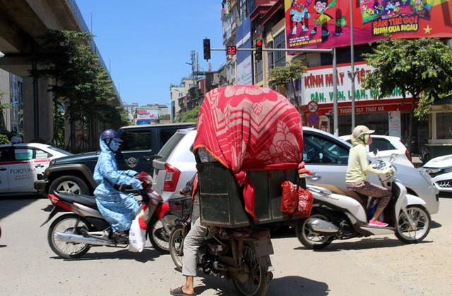 Bên trong thùng đựng sẽ chứa được khoảng 40-50 túi đá lớn và có tấm xốp cách nhiệt ngăn cho đá không chảy.