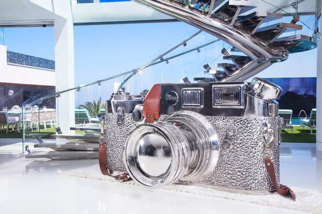 …hay tác phẩm điêu khắc máy ảnh Leica khổng lồ trị giá một triệu USD.
