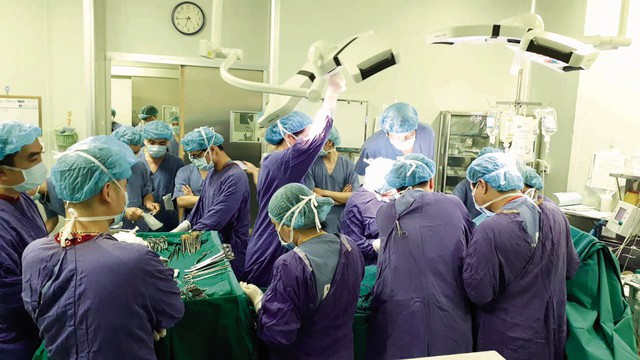 
Ca ghép tim tại Bệnh viện Trung ương Huế thành công khiến đội ngũ y bác sĩ trong phòng mổ vỡ òa sung sướng, hạnh phúc. Ảnh: TT Điều phối Ghép tạng Quốc gia
