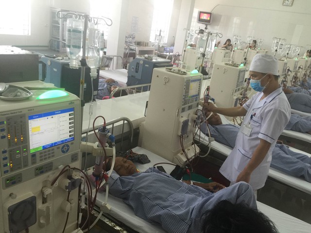 
Bệnh nhân chạy thận nhân tạo tại Bệnh viện Đa khoa huyện Hải Hậu, Nam Định. Ảnh: V.Thu
