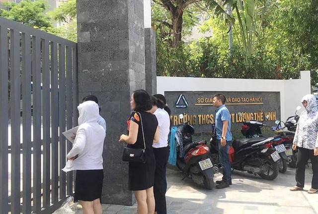 
NHiều phụ huynh đội nắng đến trường THCS v&agrave; THPT Lương Thế Vinh mong lấy lại được tiền.
