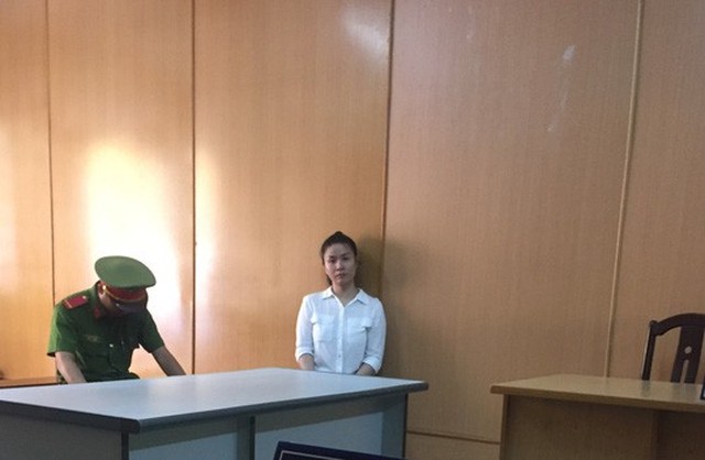 
Bị cáo Trần Thị Thu Hiền chờ HĐXX tuyên án
