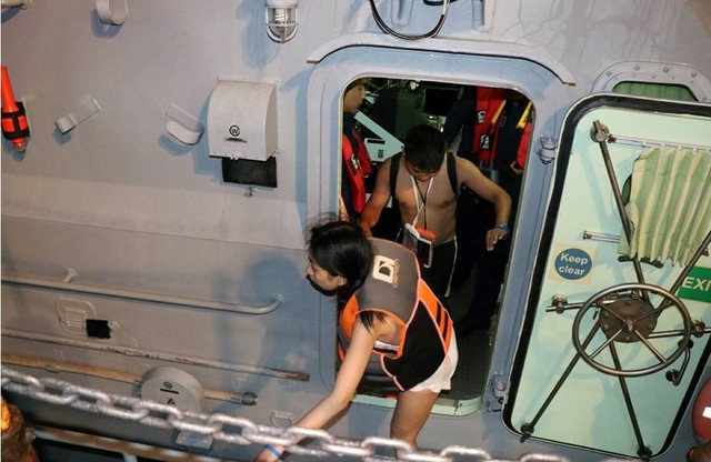 Thống đốc tỉnh Phuket Noraphat Plodthong cho biết ch&iacute;nh quyền địa phương đ&atilde; ph&aacute;t cảnh b&aacute;o b&atilde;o từ ng&agrave;y 4/7. &Ocirc;ng cho biết c&oacute; &iacute;t nhất 10 t&agrave;u du lịch kh&aacute;c kẹt lại c&aacute;c đảo, đang được c&aacute;c t&agrave;u hải qu&acirc;n v&agrave; cảnh s&aacute;t biển tiếp cận đưa đến nơi an to&agrave;n. Ảnh: Hải qu&acirc;n Th&aacute;i Lan