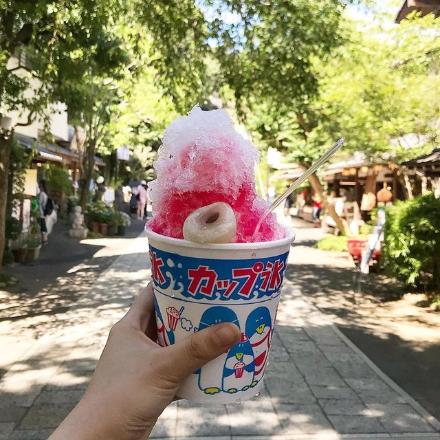 Kakigori khá phổ biến ở Sài Gòn. Một vài địa chỉ có thể kể đến như Ye Nee Ya (Nguyễn Trãi), Remnant Coffee (Nguyễn Thị Thập), Shaved Ice (Thái Văn Lung). Nếu ở Hà Nội, bạn có thể tìm món đá bào này ở các quán bán patbingsu, chuỗi cà phê Aroi hoặc Hệ thống lẩu băng chuyền Kichi Kichi với mức giá 60.000-90.000 đồng/cốc. Ảnh: @is.issue.