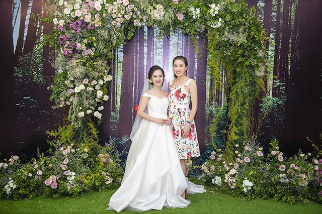 Hoa hậu Ngô Thu Trang cũng có mặt để chung vui với Hà Anh.