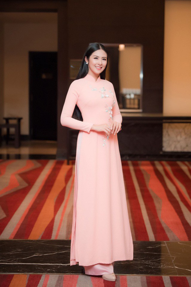 Nhiều nghệ sĩ có mối quan hệ thân thiết với Dương Thùy Linh cũng đến mừng cô đã trở thành tân Hoa hậu Phụ nữ Toàn thế giới 2018 như Hoa hậu Ngọc Hân.