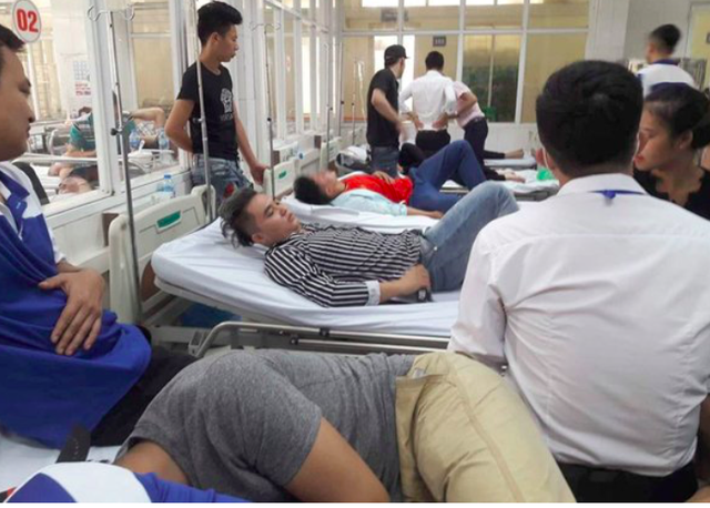 
Hàng chục học viên đã nhập viện sau khi dùng bữa tối 6/7. Ảnh: Vietnamnet
