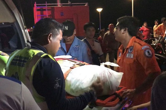 Thi thể các nạn nhân được đưa về cảng Chalong, rồi chuyển đến Bệnh viện Vachira Phuket. Ảnh: AFP.