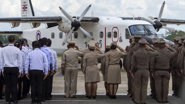 Quân đội Thái Lan chào người đồng đội lần cuối khi máy bay đưa thi thể Saman cất cánh tại sân bay quốc tế Chiang Rai. Ảnh: AFP.