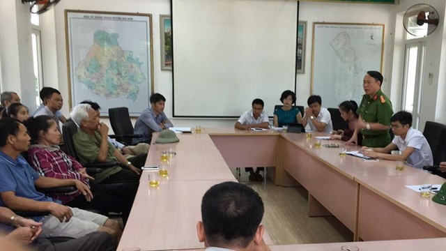 Buổi họp giữa người dân sống gần bãi rác Nam Sơn và chính quyền địa phương ngày 6/7. Ảnh: Viết Long.