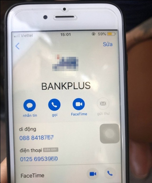 Tài khoản liên lạc trên máy điện thoại của nam thanh niên trông giống như liên lạc của ngân hàng, song lại là số điện thoại di động cá nhân.