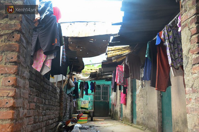 
Những căn phòng trọ nghèo, nơi trở thành nỗi sợ hãi của người thuê trọ mùa nắng nóng.
