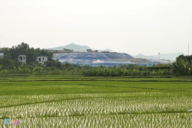 Núi rác của khu liên hiệp xử lý chất thải Nam Sơn hiện đã cao hơn 40 m. Ảnh: Ngọc Tân.