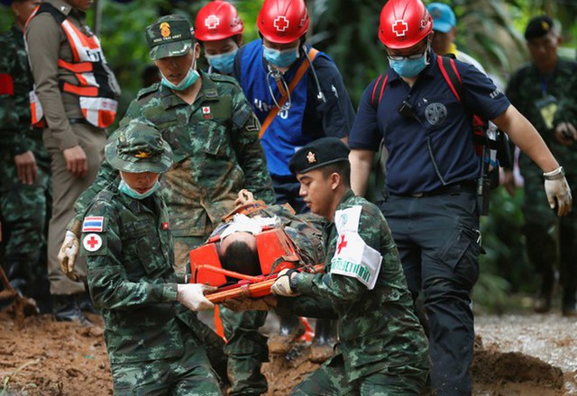 Lực lượng cứu hộ và đội ngũ y tế diễn tập đưa người gặp nạn ra khỏi hang hôm 30/6. Ảnh: Reuters.