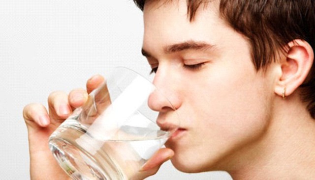 Cách xử lý đơn giản và nhanh nhất là uống một ngụm nước, nuốt từ từ, nhẹ nhàng khi bị mắc nghẹn.
