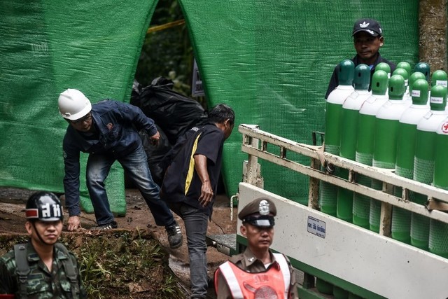 Chiến dịch giải cứu 13 người trong hang Tham Luang cần sử dụng hàng trăm bình dưỡng khí đặt rải rác tại các vị trí sâu trong hang. Trong ảnh, xe chuyên dụng đưa hàng chục bình dưỡng khí loại lớn tới lối vào hang. Ảnh: AFP.