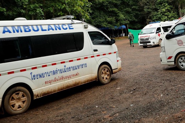 Xe cấp cứu hiện đỗ bên ngoài khu vực hang Tham Luang, sẵn sàng đưa các nạn nhân mắc kẹt nhiều ngày tới bệnh viện Chiang Rai Prachanukroh ngay khi các em được giải cứu khỏi hang. Quãng đường di chuyển dài 60 km. Ảnh: AFP.