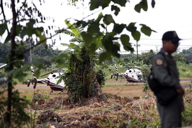 
Trực thăng cứu hộ cũng đã xuất hiện tại khu vực hang Tham Luang và sẽ được sử dụng trong tình huống cần tới điều trị y tế khẩn cấp. Ảnh: AFP
