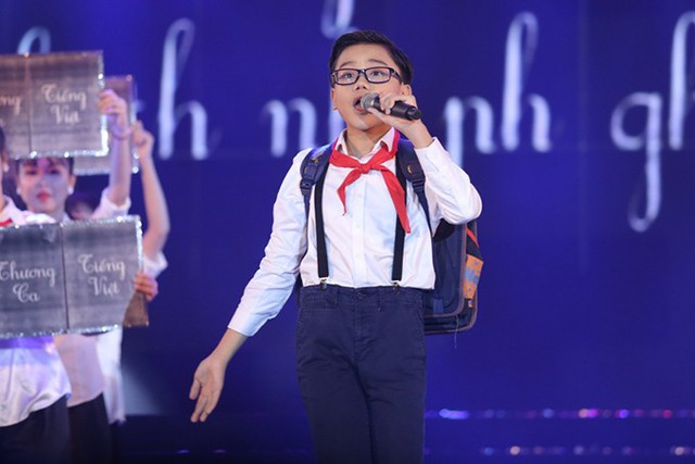 Ca sĩ nhí Minh Nhật mang đến hai ca khúc Thương ca tiếng Việt của Đức Trí và Tình ca của Phạm Duy.